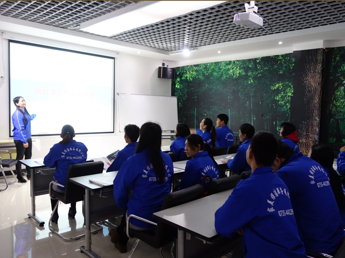 桂陽(yáng)外墻玻璃清洗是如何操作的？